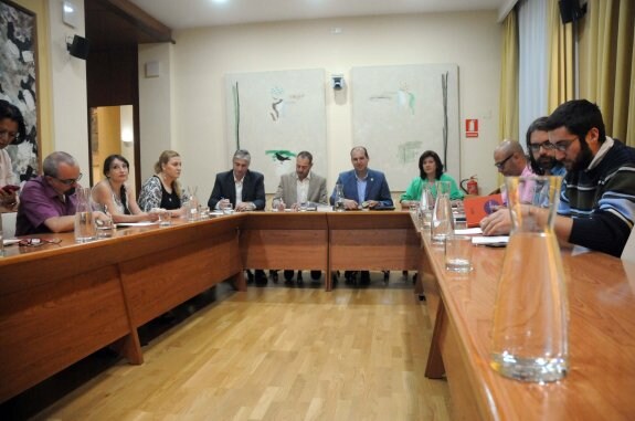 Reunión ayer en la Asamblea para hablar del debate. :: BRÍGIDO