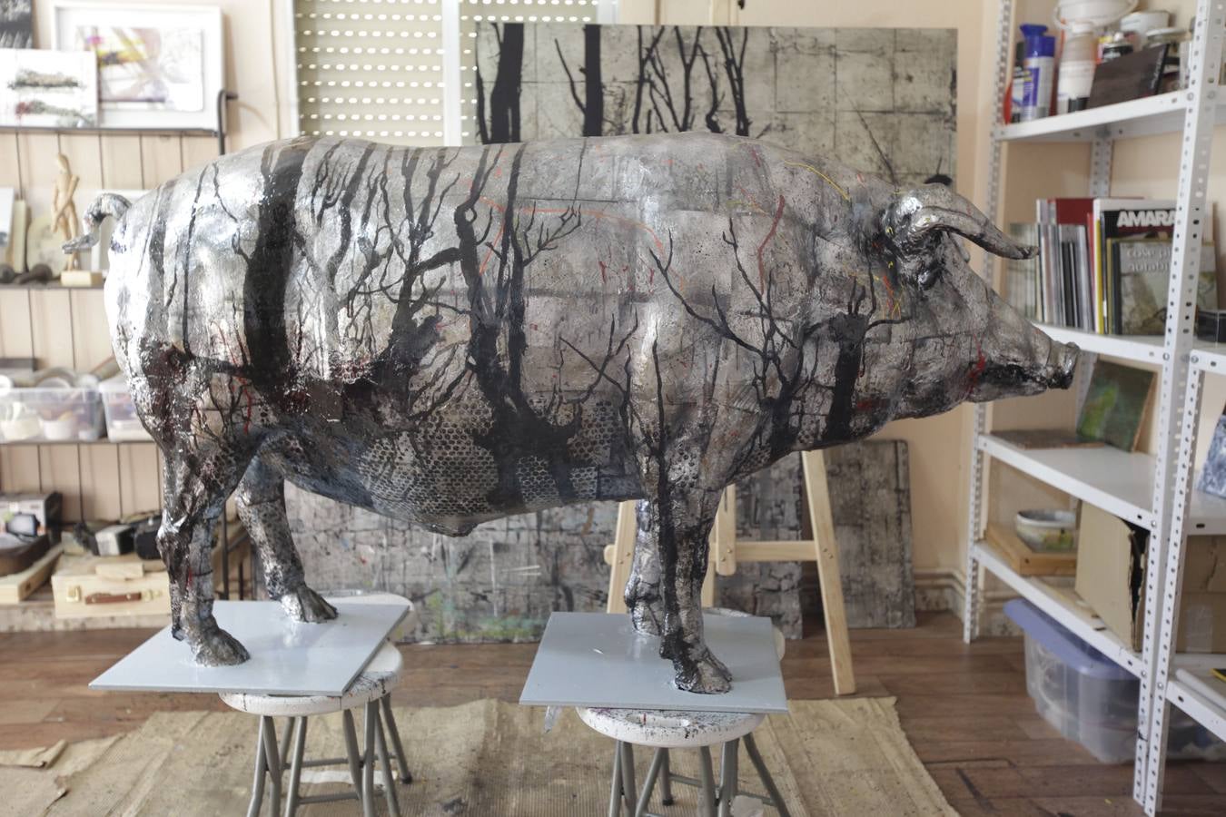 Una obra en plata llena de sombras y un cerdo muy folclórico