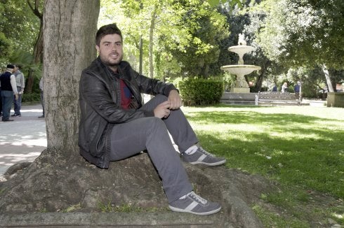 José Luis Gibello, sentado a la sombra de un árbol del paseo de Cánovas. :: lorenzo cordero