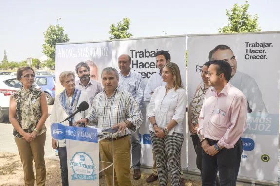 El candidato del PP presenta sus ideas en Huerta Rosales. :: arnelas