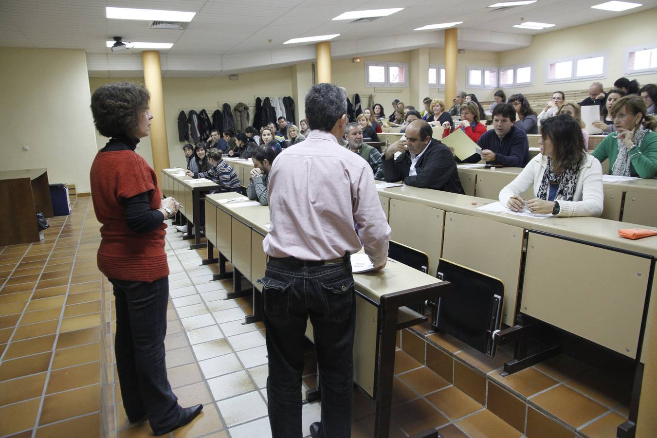 Opositores a camarero-limpiador realizan el segundo examen el 19 de noviembre de 2011.