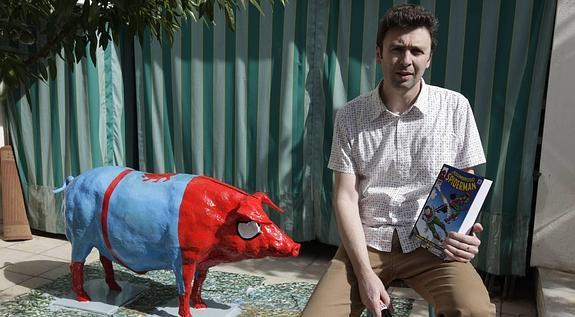 Fermín Solís posa con su cerdo:: LUCAS GARRA