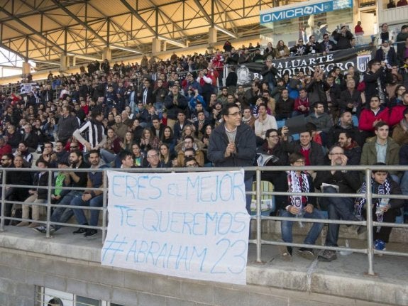 La afición muestra en el Nuevo Vivero una pancarta de reconocimiento a Abraham Pozo. :: pakopí