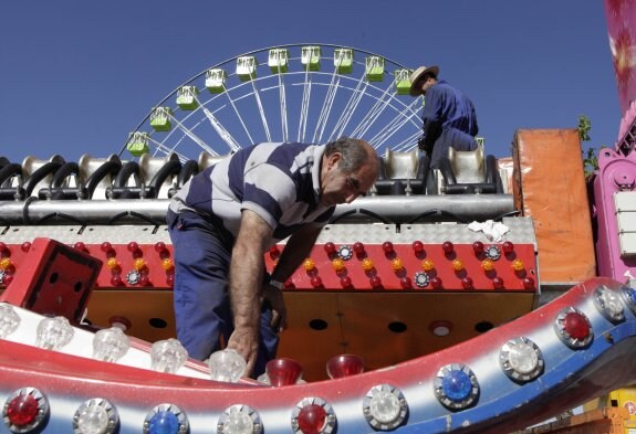 Los trabajos para el montaje de las atracciones infantiles continuaban por la tarde. :: lorenzo cordero