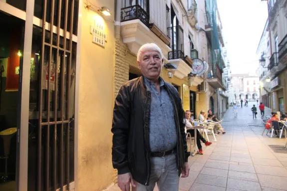 Manuel Pérez celebra hoy los 50 años del Bar Amador, en la calle de los Vinos. :: armando