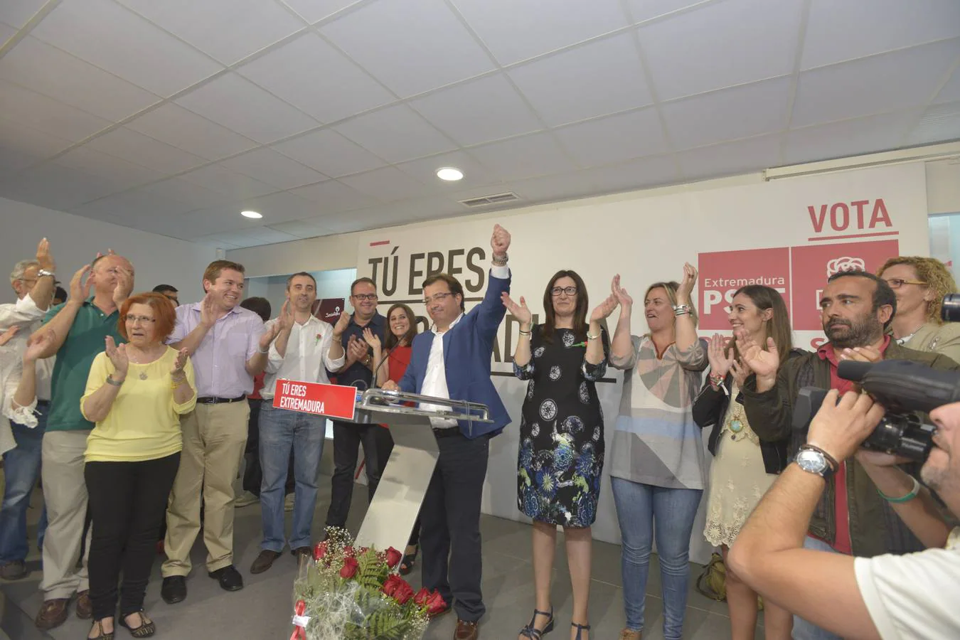 Fernández Vara celebra su victoria electoral en la noche del domingo en la sede regional del PSOE en Mérida.