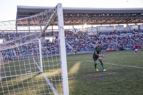 El gol de Abraham Pozo permite albergar ciertas esperanzas al Badajoz de remontar el 1-3 adverso. pakopí