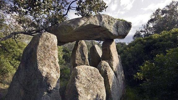 Este dolmen de 6. 000 años de antigüedad es uno de los principales atractivos arqueológicos de la finca El Rebellao, en el término municipal de Badajoz:: HOY