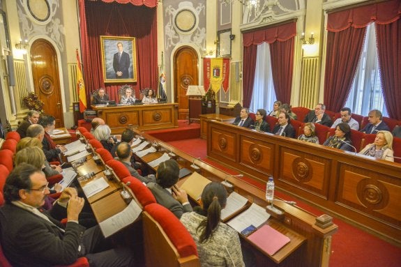 Los concejales reunidos en un pleno del Ayuntamiento. :: hoy