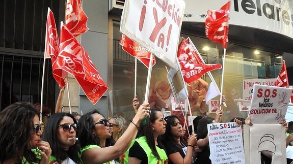 Un centenar de personas han protestado hoy en Mérida por la situación que viven los trabajadores de Los telares
