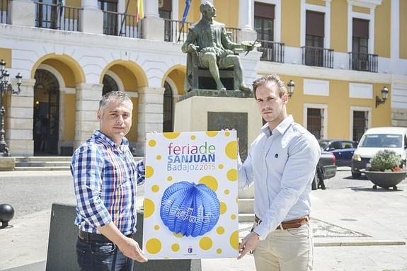Los diseñadores muestran el cartel anunciador de San Juan 2015.::