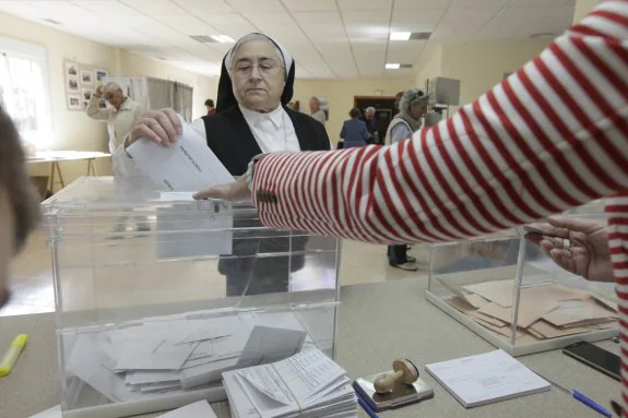 Una monja vota en un colegio electoral de Cáceres. :: lorenzo cordero