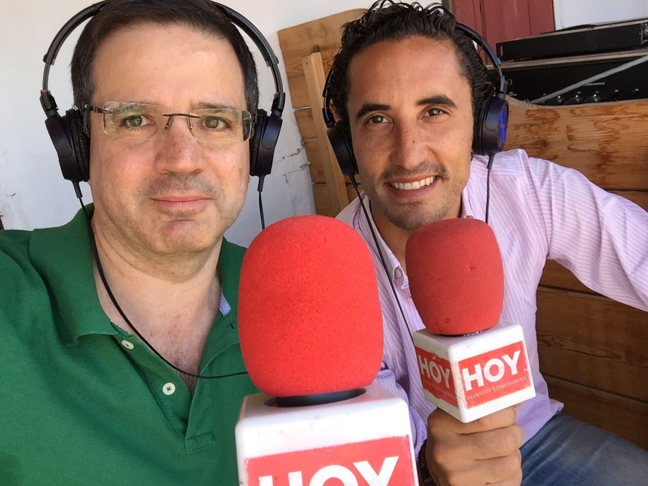 Pepe Orantos, jefe de edición de HOY, y el matador Santiago Ambel Posada, retransmiten la encerrona de El Juli desde la plaza de toros de Cáceres.