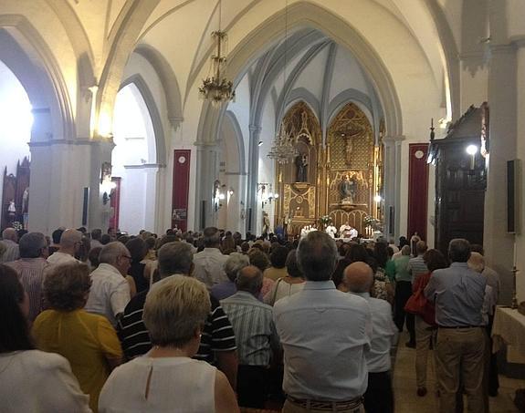 Funeral por Santiago Castelo, en la iglesia parroquial de Granja de Torrehermosa:: JOSÉ MIGUEL AMAYA