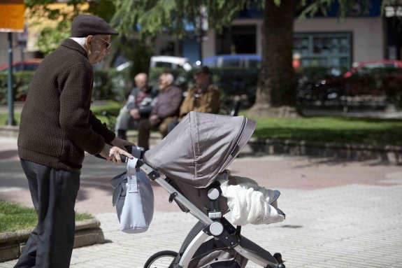 El envejecimiento de la población es una de las claves demográficas actuales. En la foto, Cáceres. :: hoy