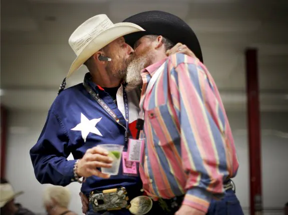 Gordon Satterly y Richard  Brand, que son matrimonio,  se besan en un receso del rodeo gay que se ha celebrado en Little Rock, capital de Arkansas.  