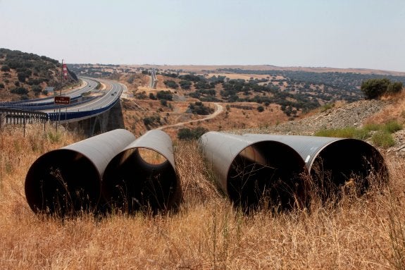 Tubos de la obra del trasvase abandonados desde hace más de cuatro años junto a la A-66. :: l. cordero