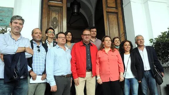 nuevo alcalde, Antonio Rodríguez Osuna, con sus concejales, en la puerta del Ayuntamiento