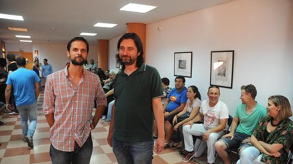 Álvaro Jaén, secretario general de Podemos Extremadura, junto a Rafael Mayoral, de la dirección nacional. 