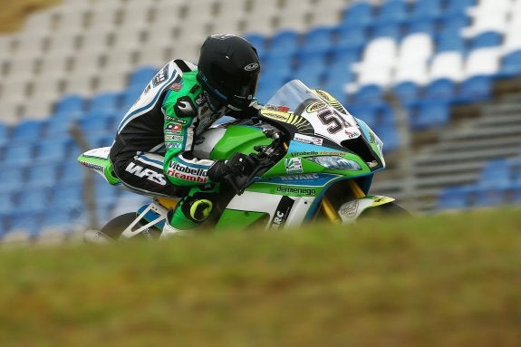 Barragán pilota su Kawasaki en el circuito de Portimao. :: extremadura junior team