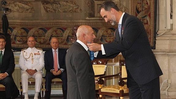Felipe VI impone la medalla al extremeño Luis Vaca Olivera:: HOY