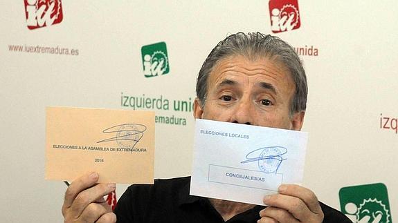 Pedro Escobar mostrando los votos que tenían otra tintada / Brígido Fernández