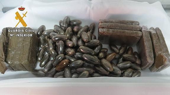 Los arrestados arrojaron esta droga por la ventanilla del coche:: HOY