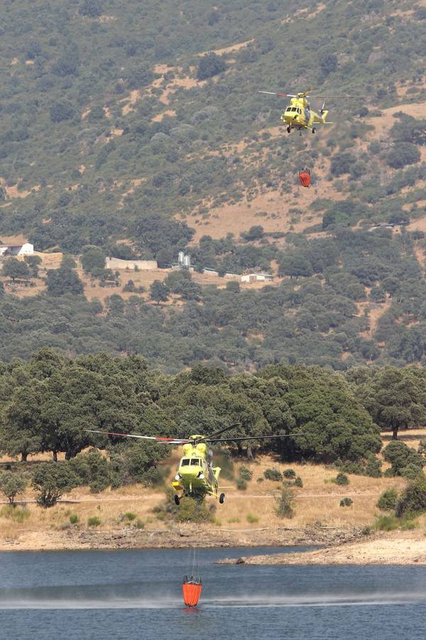 Un helicóptero de la Brif llena el ‘bambi’ junto a Plasencia. 