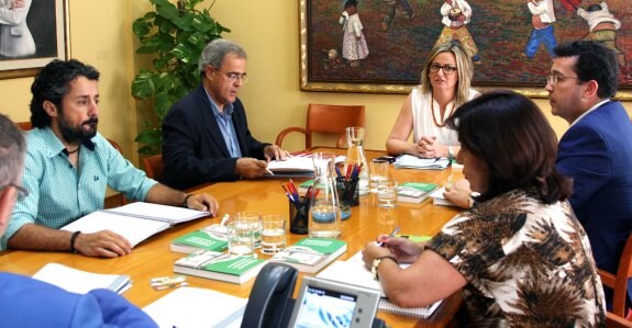 Reunión de la Mesa de la Asamblea de Extremadura. :: brígido