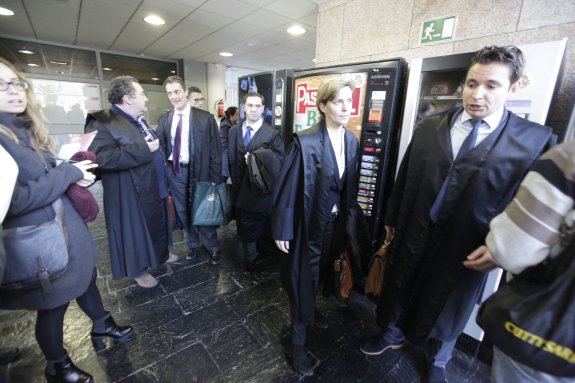 Abogados esperando la celebración de un juicio en la Audiencia Provincial de Cáceres. :: hoy