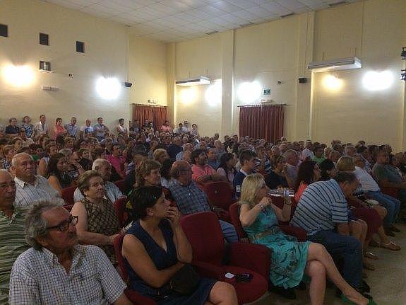 Asistentes a la reunión informativa. :: María Romero