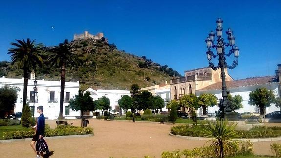 Plaza de Burguillos del Cerro, con su castillo al fondo:: HOY