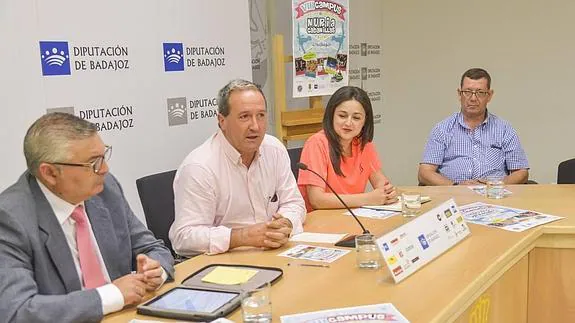Nuria Cabanillas y Óscar Díaz presentando la actividad en la Diputación de Badajoz