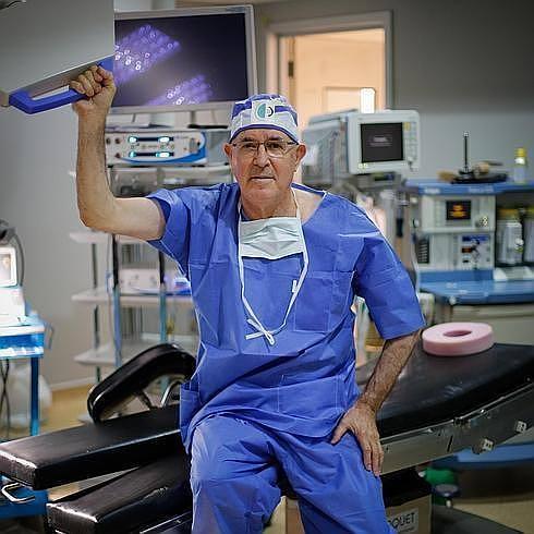El doctor Carlos Ballesta, sobre la mesa de operaciones del Hospital Inmaculada