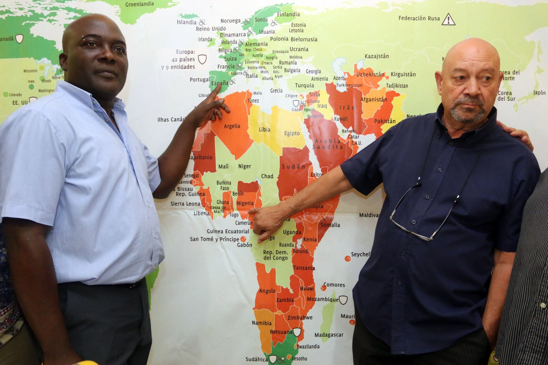 Henry, gay nigeriano que puede ser expulsado a su país, donde la homosexualidad se castiga con pena de muerte, junto a su pareja, Carlos Mateo