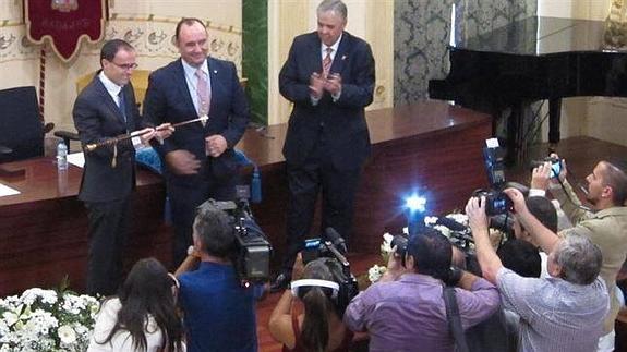 Miguel Ángel Gallardo recibe el bastón de mando del anterior presidente de la Diputación, Valentín Cortés.