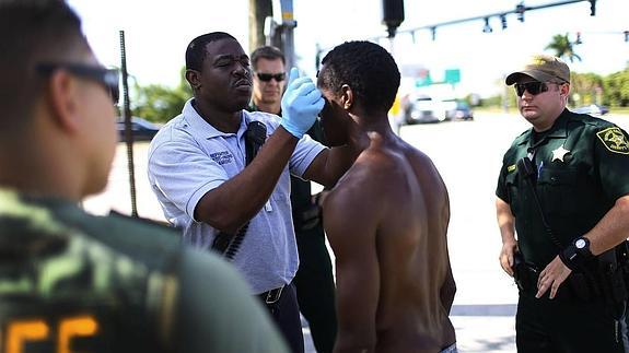 Detención de un hombre que se sospecha de estar bajo la influencia de la droga Flakka en Pompano Beach, Florida.