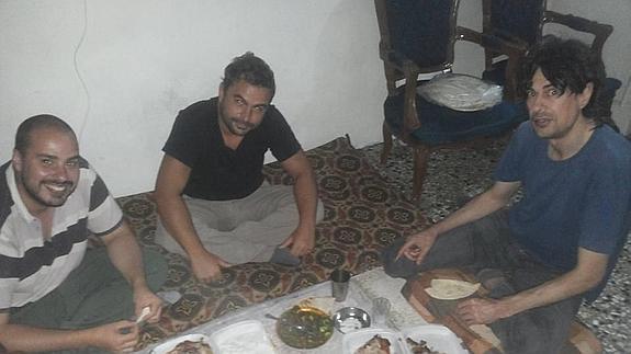 Antonio Pampliega, Ángel Sastre  y José Manuel López comiendo