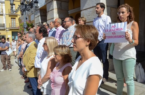 Concentración de los concejales del Ayuntamiento frente al Consistorio contra la violencia. :: hoy
