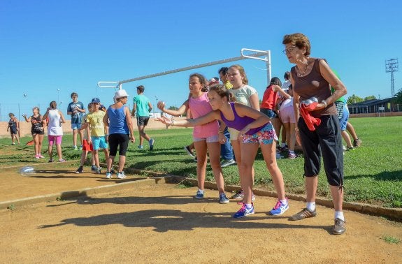 Pequeños y mayores disfrutando del juego de la petanca. 