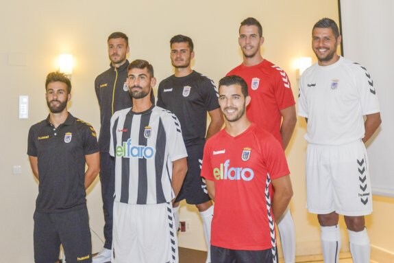 Varios de los jugadores más destacados de la nueva plantilla pacense posan con la nueva vestimenta. :: José Vicente Arnelas