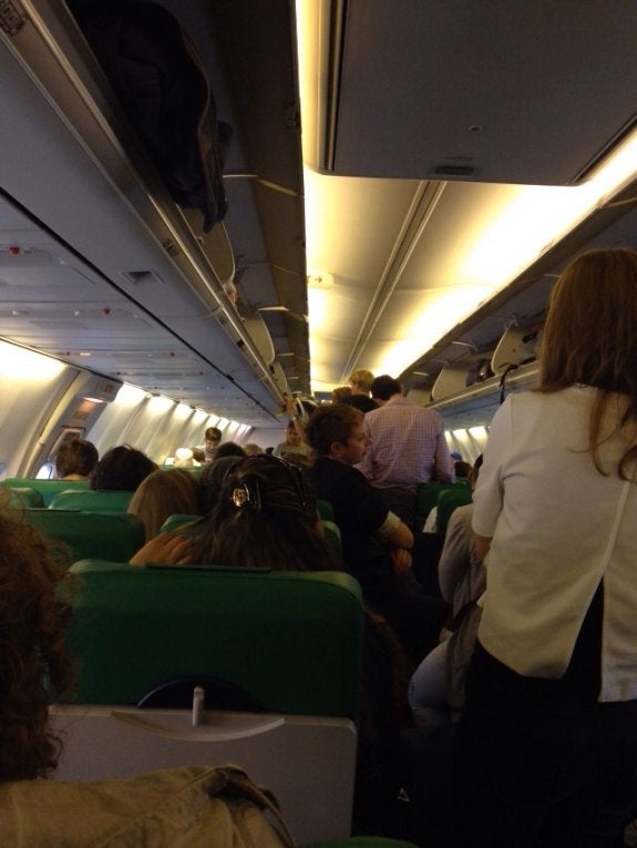 Pasajeros a la espera de la escalerilla, ayer. :: lP