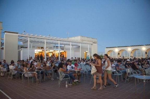 La terraza del López una noche de proyección del ciclo de cine de verano. :: pakopí