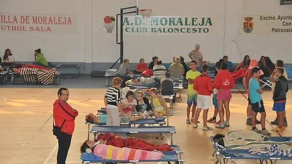 Los vecinos de Acebo fueron trasladados hasta un pabellón polideportivo de Moraleja:: 