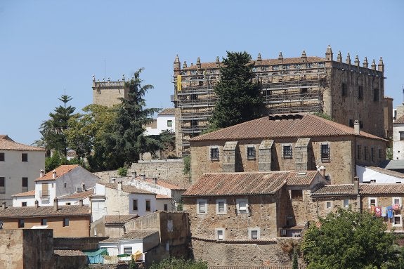 La fachada del museo, con los andamios colocados para hacer las reparaciones. :: MARISA NÚÑEZ