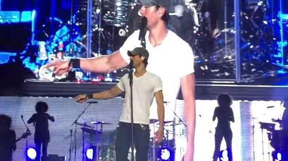 Enrique Iglesias interpretando 'La chica de ayer' en Marbella