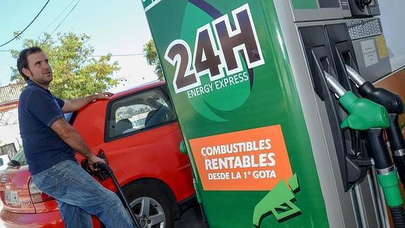 La CNMC insta al Gobierno a actuar para que la gasolina refleje la caída del crudo