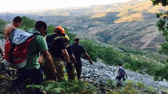 El equipo de rescate baja por la ladera la camilla en la que iba el joven