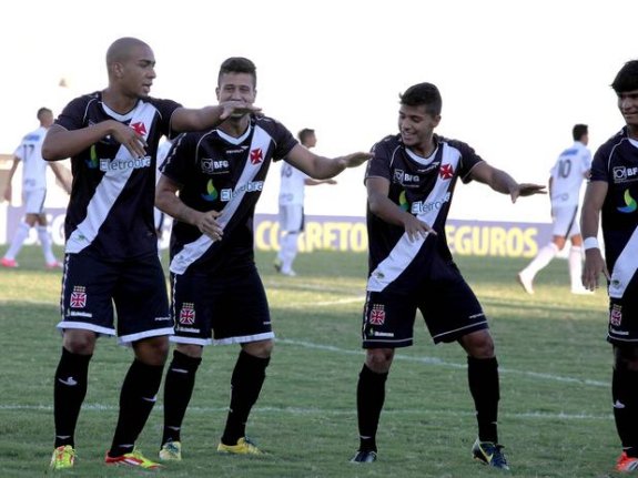 Gilson, a la izquierda, celebra un gol con el filial del Vasco da Gama. :: HOY