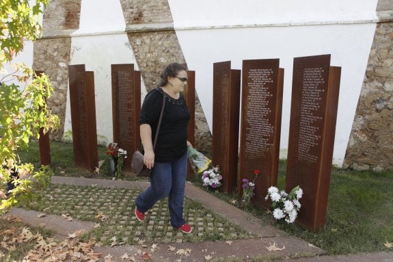 Zona del cementerio cacereño que recuerda a la víctimas de la Guerra Civil. :: lorenzo cordero